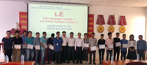 Học viên khóa 1 nhận bằng