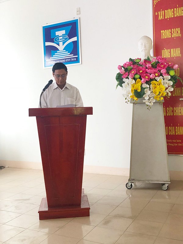 Thầy Sơn đọc quyết định tốt nghiệp