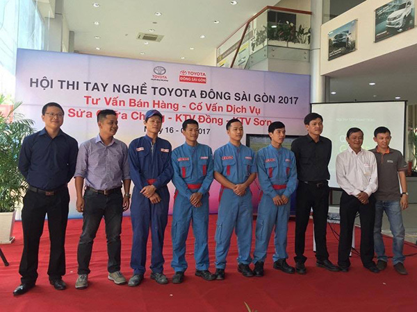 Giám khảo và thí sinh thi tay nghề sơn ô tô