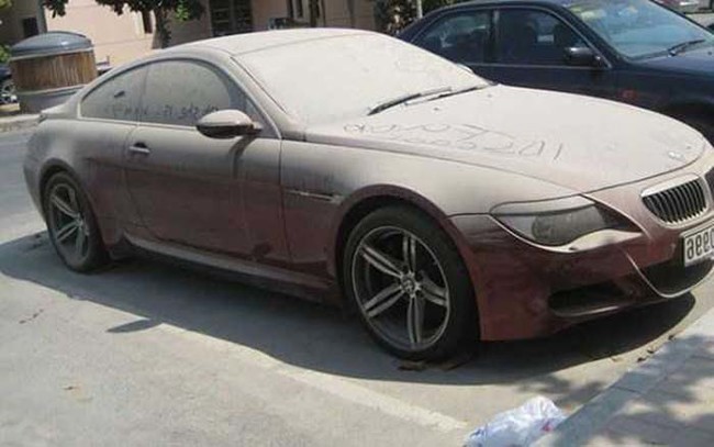 Bụi bẩn bám trên xe