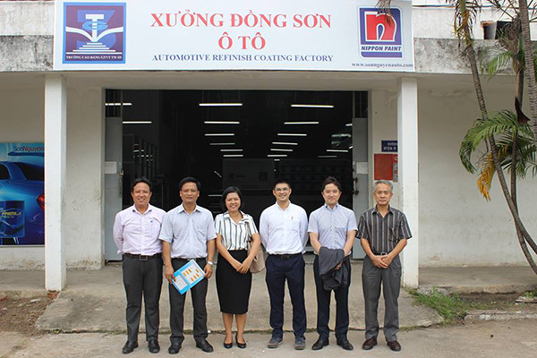 Đoàn đại biểu chụp ảnh lưu niệm