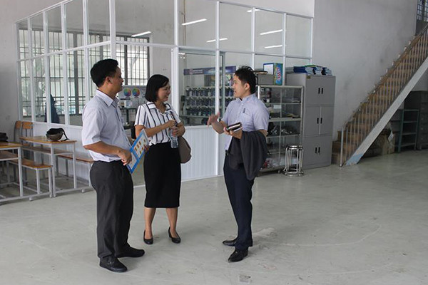 Đoàn đại biểu tham quan xưởng đồng sơn ô tô