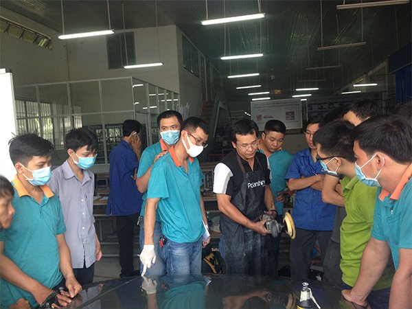 Học viên học quy trình đánh bóng ô tô