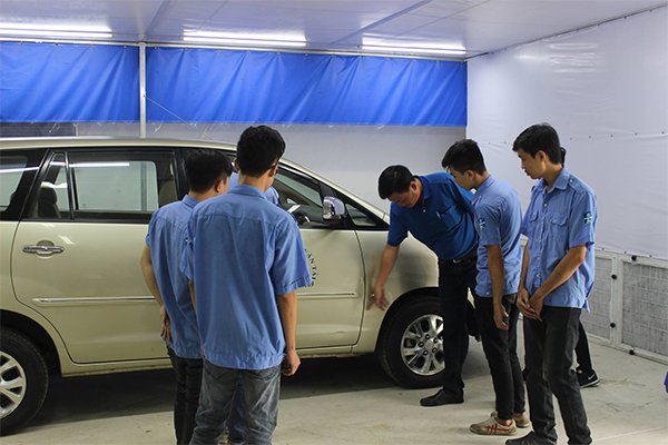 Học viên đánh giá bề mặt sơn ô tô