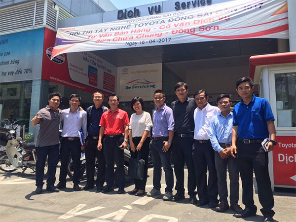 Chụp ảnh lưu niệm giữa sơn nguyên và toyota