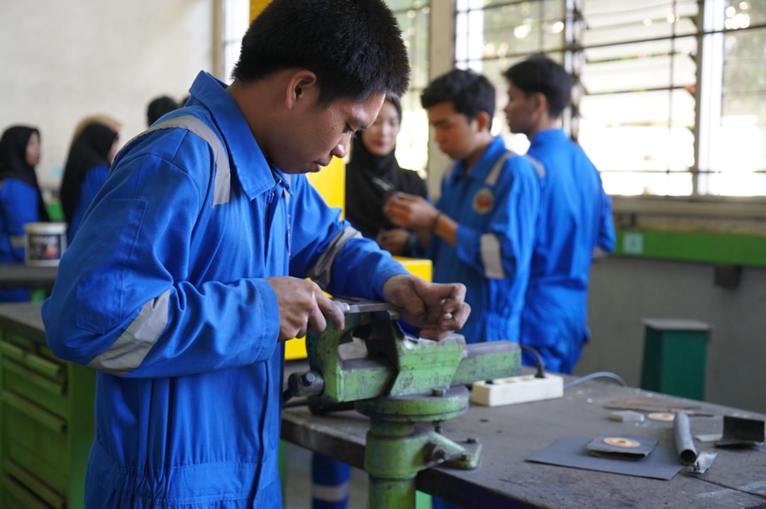 Thợ sơn ô tô làm việc với máy móc trong nhà máy