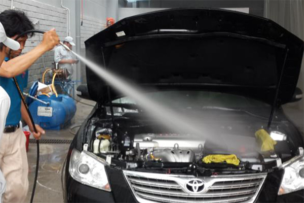 Xịt nước làm sạch khoang máy